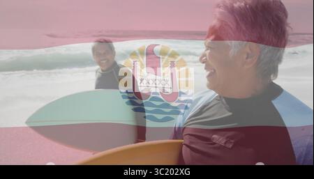 Mit gelben, hellblauen Surfbrettern, die am Strand stehen, mit Neopren-Wetsuits und Wellen Stockfoto