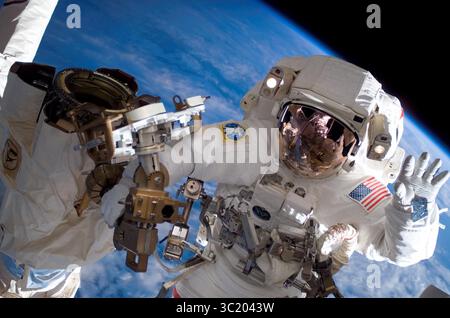 5. Juli 2007: Der Astronaut Clay Anderson, Flugingenieur der Expedition 15, winkt zur Kamera, während er an einer Sitzung mit außerfahrbaren Aktivitäten teilnimmt, während der Bau der Internationalen Raumstation fortgesetzt wird. Während des 7-stündigen, 41-minütigen Spacewalk (Foto: © NASA/ZUMA Wire/ZUMAPRESS.com) Stockfoto