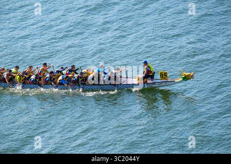 2. Dezember 2018: Hongkong, China - Ein Drachenboot mit der Nummer 05, das während des Meisterschaftsrennens zu sehen war. Die 9. Hong Kong Half Marathon Dragon Boat Championships wurden am Sonntag organisiert. Zwei Rennstrecken â€“ Halbmarathon 0975 km und 10 km (Credit Image: © Daniel Fung/SOPA Images via ZUMA Wire) Stockfoto