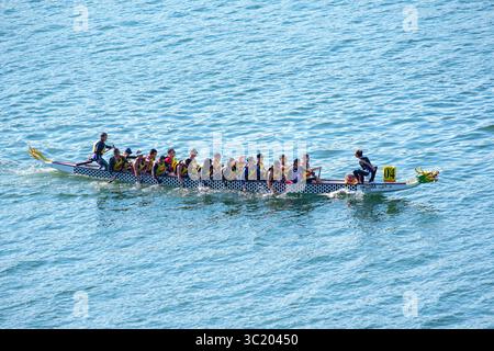 2. Dezember 2018: Hongkong, China - Ein Drachenboot mit der Nummer 04, das während des Meisterschaftsrennens zu sehen war. Die 9. Hong Kong Half Marathon Dragon Boat Championships wurden am Sonntag organisiert. Zwei Rennstrecken â€“ Halbmarathon 0975 km und 10 km (Credit Image: © Daniel Fung/SOPA Images via ZUMA Wire) Stockfoto