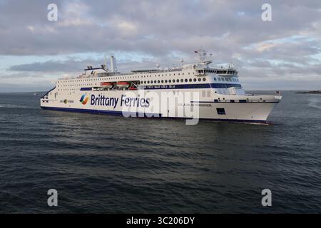 Eine der Brittany Ferries neuen Hybridantriebs- und Passagierfähren MV GUILLAUME DE NORMANDIE, die von Frankreich auf dem britischen Festland ankommt Stockfoto