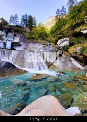 Paradiesisches türkisblaues Maggia-Flussbecken mit Wasser, das über Steine im Maggiatal im Tessin fließt Stockfoto