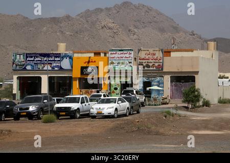 Eine Parade von Geschäften im Bezirk Bahla Al Saad an der Straße zum Jabal Shams Wadi Ghul Grand Canyon Oman Stockfoto