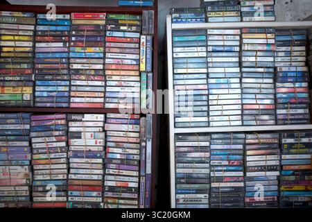 Eine Sammlung von Vintage-Tonbandkassetten, Stereokassetten mit alten Songs aus den 80er Jahren von alten Sängern. Stockfoto