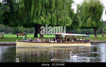 Stratford-upon-Avon, Großbritannien, 23. Juli 2025. Trocken und bewölkt mit einer maximalen Tagestemperatur von 21 °C in Stratford Upon Avon, Warwickshire, Großbritannien, wo die Menschen Aktivitäten am Fluss Avon genießen. Die Tage vor uns werden hauptsächlich trocken und etwas wärmer sein. Ein Vergnügungsboot bringt Besucher entlang des Flusses. Quelle: Terry Waller/Alamy Live News Stockfoto