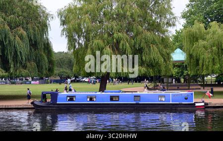 Stratford-upon-Avon, Großbritannien, 23. Juli 2025. Trocken und bewölkt mit einer maximalen Tagestemperatur von 21 °C in Stratford Upon Avon, Warwickshire, Großbritannien, wo die Menschen Aktivitäten am Fluss Avon genießen. Die Tage vor uns werden hauptsächlich trocken und etwas wärmer sein. Ein Kanalboot, das am Flussufer verankert ist. Quelle: Terry Waller/Alamy Live News Stockfoto