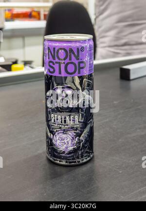 Kiew, Ukraine - 05. Juli 2025: Nahaufnahme der UNUNTERBROCHENEN Stalker Limited Edition lila Energy Drink Dose Stockfoto