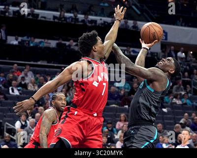 5. April 2019 – Charlotte, NC, USA – die Charlotte Hornets' Dwayne Bacon, rechts, gibt am Freitag, 5. April 2019 einen Schuss in der Lane über Kyle Lowry der Toronto Raptors, links, ab. Die Hornets gewannen 113:111. (Kreditbild: © Jeff SINER/Charlotte Observer/TNS via ZUMA Wire) Stockfoto