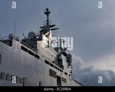 Cobh, Irland – 27. Mai 2025: Die FS Tonnerre, ein amphibisches Angriffsschiff der Mistral-Klasse, steht majestätisch im Hafen von Cork unter einem bewölkten Himmel. Stockfoto