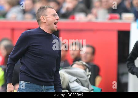 6. April 2019: Leverkusen, Deutschland - der Leipziger Cheftrainer Ralf Rangnick, der während des Bundesliga-Spiels zwischen Bayer 04 Leverkusen und RB Leipzig in der BayArena reagierte. (Kreditbild: © Osama Faisal/SOPA Images via ZUMA Wire) Stockfoto