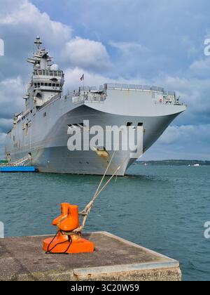Cobh, Irland – 27. Mai 2025: Die FS Tonnerre, ein Hubschrauberträger der französischen Marine, legt eindrucksvoll in den Gewässern von Cork Harbour, Cobh, Irland an. Stockfoto