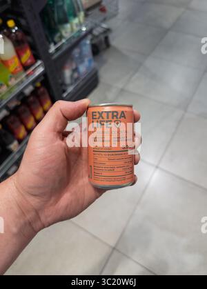 Kiew, Ukraine - 05. Juli 2025: Verbraucher präsentieren ein Extra Life Vitamingetränk, ein Nahrungsergänzungsmittel Wahl in einem Einzelhandel Stockfoto