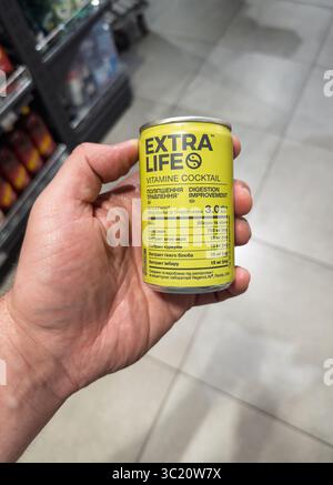 Kiew, Ukraine - 05. Juli 2025: Gelbe Dose Extra Life ein funktionelles Getränk zur Verbesserung der Verdauung, eine moderne Gesundheitslösung. Stockfoto