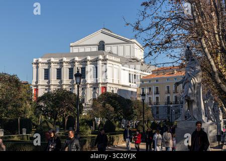 Madrid, Spanien. Westfassade des Teatro Real gegenüber der Plaza de Oriente, ursprünglich von Antonio Lopez Aguado (1818–1850) entworfen und 1884 von reformiert Stockfoto