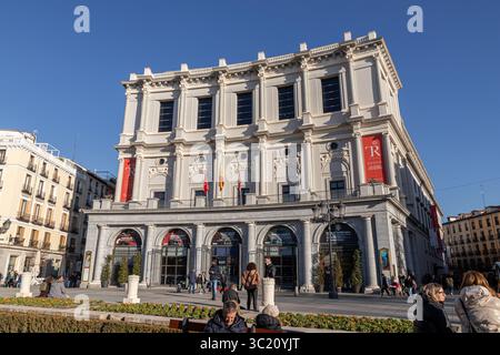 Madrid, Spanien. Westfassade des Teatro Real gegenüber der Plaza de Oriente, ursprünglich von Antonio Lopez Aguado (1818–1850) entworfen und 1884 von reformiert Stockfoto