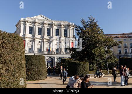 Madrid, Spanien. Westfassade des Teatro Real gegenüber der Plaza de Oriente, ursprünglich von Antonio Lopez Aguado (1818–1850) entworfen und 1884 von reformiert Stockfoto