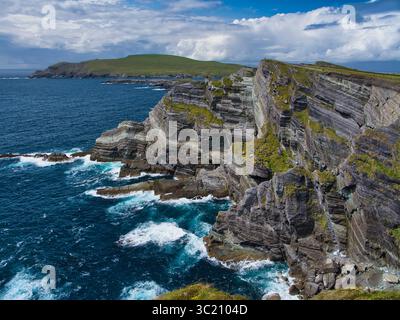 Kerry, Irland - 05. Juni 2025: Die zerklüfteten Kerry Cliffs erheben sich majestätisch über dem Atlantik und zeigen Irlands atemberaubende Küstenlandschaft. Stockfoto
