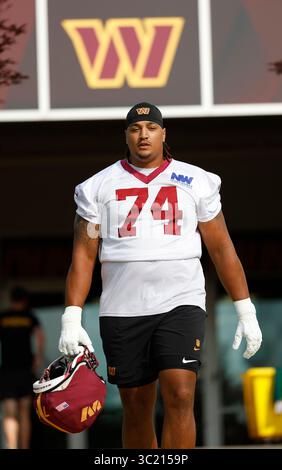 Ashburn, Virginia, USA. Juli 2025. Brandon Coleman von Washington Commander's T #74 geht zum Feld, bevor er das Washington Commanders Training Camp im OrthoVirginia Training Center im Commanders Park in Ashburn, Virginia, besucht. Justin Cooper/CSM/Alamy Live News Stockfoto