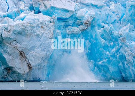Kollabierende Eiswand von Fjortende Julibreen / 14. Juli Gletscher kalbt in Krossfjorden, Haakon VII Land, Spitzbergen / Svalbard, Norwegen Stockfoto