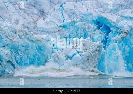 Kollabierende Eiswand von Fjortende Julibreen / 14. Juli Gletscher kalbt in Krossfjorden, Haakon VII Land, Spitzbergen / Svalbard, Norwegen Stockfoto