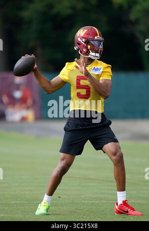 Ashburn, Virginia, USA. Juli 2025. Washington Commander QB #5 Jaden Daniels wirft den Fußball während des Washington Commanders Training Camp im OrthoVirginia Training Center im Commanders Park in Ashburn, Virginia. Justin Cooper/CSM/Alamy Live News Stockfoto
