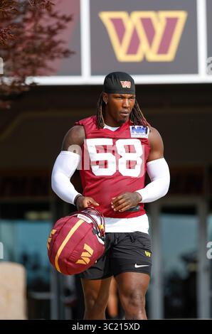 Ashburn, Virginia, USA. Juli 2025. Washington Commander's LB #58 Jordan Magee geht zum Feld, bevor das Washington Commanders Training Camp im OrthoVirginia Training Center im Commanders Park in Ashburn, Virginia, stattfindet. Justin Cooper/CSM/Alamy Live News Stockfoto