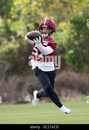 Ashburn, Virginia, USA. Juli 2025. Washington Commander LB #57 Nick Bellore erhält einen Pass während des Washington Commanders Training Camp im OrthoVirginia Training Center im Commanders Park in Ashburn, Virginia. Justin Cooper/CSM/Alamy Live News Stockfoto