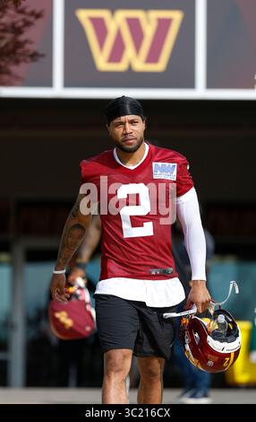 Ashburn, Virginia, USA. Juli 2025. Washington Commander's CB #2 Marshon Lattimore geht zum Feld, bevor das Washington Commanders Training Camp im OrthoVirginia Training Center im Commanders Park in Ashburn, Virginia, stattfindet. Justin Cooper/CSM/Alamy Live News Stockfoto