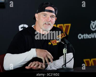 Ashburn, Virginia, USA. Juli 2025. Dan Quinn, Cheftrainer des Washington Commanders, spricht vor dem Washington Commanders Training Camp im OrthoVirginia Training Center im Commanders Park in Ashburn, Virginia. Justin Cooper/CSM/Alamy Live News Stockfoto