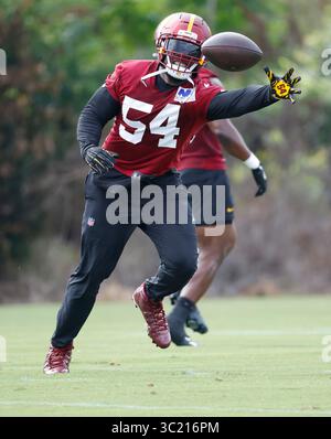 Ashburn, Virginia, USA. Juli 2025. Washington Commander LB #54 Bobby Wagner streckt sich während des Washington Commanders Training Camp im OrthoVirginia Training Center im Commanders Park in Ashburn, Virginia, für einen Pass aus. Justin Cooper/CSM/Alamy Live News Stockfoto