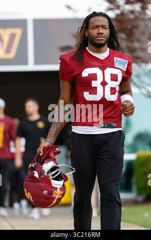 Ashburn, Virginia, USA. Juli 2025. Washington Commander's CB #38 Allan George geht zum Feld, bevor er das Washington Commanders Training Camp im OrthoVirginia Training Center im Commanders Park in Ashburn, Virginia, besucht. Justin Cooper/CSM/Alamy Live News Stockfoto