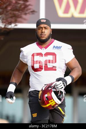 Ashburn, Virginia, USA. Juli 2025. Washington Commander's T #62 Tyre Phillips geht zum Feld, bevor das Washington Commanders Training Camp im OrthoVirginia Training Center im Commanders Park in Ashburn, Virginia, stattfindet. Justin Cooper/CSM/Alamy Live News Stockfoto