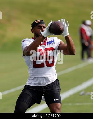 Ashburn, Virginia, USA. Juli 2025. Washington Commander RB #26 Jeremy McNichols bekommt einen Pass während des Washington Commanders Training Camp im OrthoVirginia Training Center im Commanders Park in Ashburn, Virginia. Justin Cooper/CSM/Alamy Live News Stockfoto