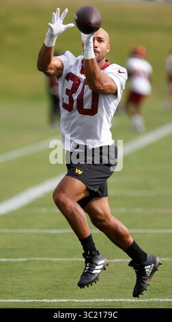 Ashburn, Virginia, USA. Juli 2025. Washington Commander RB #30 Austin Ekeler erhält einen Pass während des Washington Commanders Training Camp im OrthoVirginia Training Center im Commanders Park in Ashburn, Virginia. Justin Cooper/CSM/Alamy Live News Stockfoto