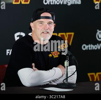 Ashburn, Virginia, USA. Juli 2025. Dan Quinn, Cheftrainer des Washington Commanders, spricht vor dem Washington Commanders Training Camp im OrthoVirginia Training Center im Commanders Park in Ashburn, Virginia. Justin Cooper/CSM/Alamy Live News Stockfoto