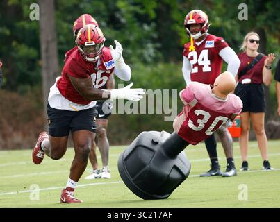 Ashburn, Virginia, USA. Juli 2025. Washington Commander DE #96 Jalyn Holmes nimmt an einer Übung während des Washington Commanders Training Camp im OrthoVirginia Training Center im Commanders Park in Ashburn, Virginia Teil. Justin Cooper/CSM/Alamy Live News Stockfoto