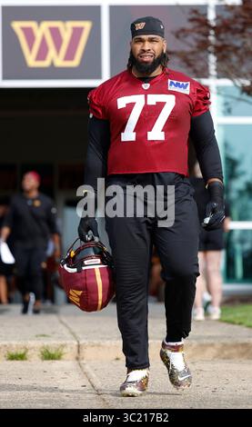 Ashburn, Virginia, USA. Juli 2025. Washington Commander's DT #77 Carl Davis geht zum Feld vor dem Washington Commanders Training Camp im OrthoVirginia Training Center im Commanders Park in Ashburn, Virginia. Justin Cooper/CSM/Alamy Live News Stockfoto