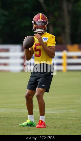Ashburn, Virginia, USA. Juli 2025. Washington Commander QB #5 Jaden Daniels wirft den Fußball während des Washington Commanders Training Camp im OrthoVirginia Training Center im Commanders Park in Ashburn, Virginia. Justin Cooper/CSM/Alamy Live News Stockfoto