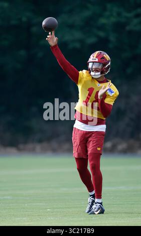 Ashburn, Virginia, USA. Juli 2025. Washington Commander QB #18 Marcus Mariota wirft den Fußball während des Washington Commanders Training Camp im OrthoVirginia Training Center im Commanders Park in Ashburn, Virginia. Justin Cooper/CSM/Alamy Live News Stockfoto