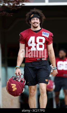 Ashburn, Virginia, USA. Juli 2025. Ben Nikkel, der S #48 des Washington Commanders, geht zum Feld, bevor er das Washington Commanders Training Camp im OrthoVirginia Training Center im Commanders Park in Ashburn, Virginia, besucht. Justin Cooper/CSM/Alamy Live News Stockfoto