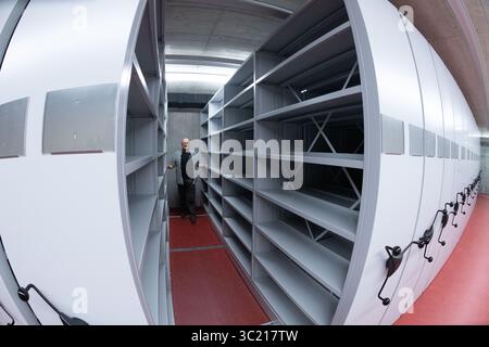 Anklam, Deutschland. Juli 2025. Peer Wittig, Mitarbeiter des Lilienthal Museums, zeigt das neue Archivregal-System im neuen RITZ (Regional Information and Tourism Center). Quelle: Stefan sauer/dpa/Alamy Live News Stockfoto