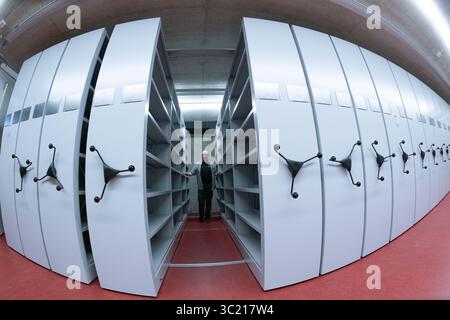 Anklam, Deutschland. Juli 2025. Peer Wittig, Mitarbeiter des Lilienthal Museums, zeigt das neue Archivregal-System im neuen RITZ (Regional Information and Tourism Center). Quelle: Stefan sauer/dpa/Alamy Live News Stockfoto