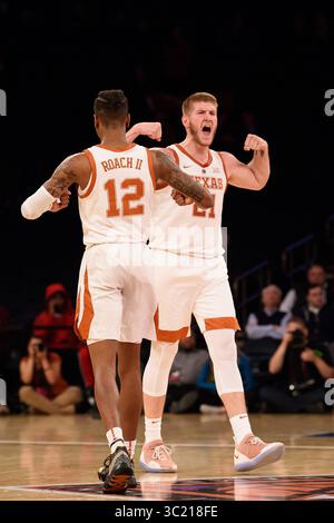 4. April 2019: Kerwin Roach II (12) und Dylan Osetkowski (21) freuen sich über das Finale des NIT-Turnierspiels zwischen den Texas Longhorns und den Lipscomb Bisons im Madison Square Garden, New York. Obligatorischer Kredit: Kostas Lymperopoulos/CSM (Kredit-Bild: &Copy; Kostas Lymperopoulos/CSM via ZUMA Wire) Stockfoto