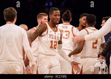 4. April 2019: Kerwin Roach II (12) wird während einer Auszeit beim Finale des NIT-Turniers zwischen den Texas Longhorns und den Lipscomb Bisons im Madison Square Garden, New York, begrüßt. Obligatorischer Kredit: Kostas Lymperopoulos/CSM (Kredit-Bild: &Copy; Kostas Lymperopoulos/CSM via ZUMA Wire) Stockfoto