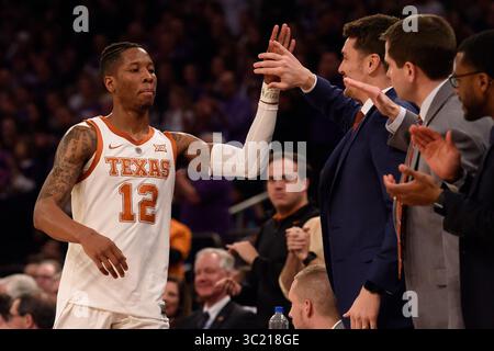 4. April 2019: Kerwin Roach II (12) kommt beim Finale des NIT-Turnierspiels zwischen den Texas Longhorns und den Lipscomb Bisons im Madison Square Garden, New York, auf die Bank. Die Texas Longhorns besiegen die Lipscomb Bisons 81–66. Obligatorischer Kredit: Kostas Lymperopoulos/CSM (Kredit-Bild: &Copy; Kostas Lymperopoulos/CSM via ZUMA Wire) Stockfoto