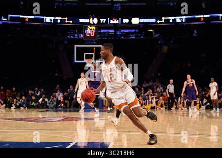 4. April 2019: Kerwin Roach II (12) fährt im Finale des NIT-Turnierspiels zwischen den Texas Longhorns und den Lipscomb Bisons im Madison Square Garden, New York, zum Korb. Die Texas Longhorns besiegen die Lipscomb Bisons 81–66. Obligatorischer Kredit: Kostas Lymperopoulos/CSM (Kredit-Bild: &Copy; Kostas Lymperopoulos/CSM via ZUMA Wire) Stockfoto