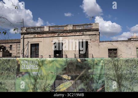 7. April 2019 - Barcelona, Katalonien, Spanien - der Umkreis des neuen Parks ist neben alten Gebäuden zu sehen, die noch abgerissen werden müssen. Ab 6. April können die Bürger Barcelonas eine neue grüne Fläche von 20.400 m2 mit 400 Bäumen besuchen und nutzen. Der neue Park Les GlÃ²ries ist die letzte städtische Lösung für eine große Konzentration des Fahrzeugverkehrs, der in Zukunft unterirdisch verkehren wird. Diese neue Grünfläche saniert auch ein städtisches Gebiet, das bereits über sehr wichtige Kulturzentren verfügt. (Credit Image: © Paco Freire/SOPA Images via ZUMA Wire) Stockfoto