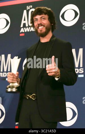 7. April 2019 – Las Vegas, Nevada, USA – Chris Janson gewinnt die Trophäe für den ACM Video of the Year für „Drunk Girl“ bei den 54. Academy of Country Music Awards in der MGM Grand Arena in Las Vegas, Nevada. (Bild: © Debby Wong/ZUMA Wire) Stockfoto