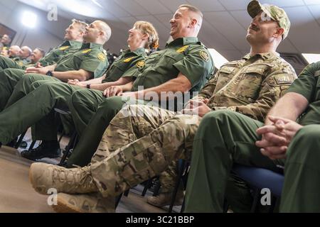 5. April 2019 - Calexico, CA, Vereinigte Staaten von Amerika - CBP-Agenten hören während eines Rundtischs zur Grenzsicherung mit US-Präsident Donald Trump an der Grenzschutzstation Calexico am 5. April 2019 in Calexico, Kalifornien. Trump besuchte den Mauerabschnitt in Calexico, der Teil eines unter Präsident Obama begonnenen Ersatzprojekts war. (Bild: © Shealah Craighead Via ZUMA Wire) Stockfoto