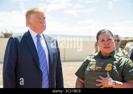 5. April 2019 - Calexico, CA, Vereinigte Staaten von Amerika - US-Präsident Donald Trump hört die CBP-Agentin Gloria Chavez, richtig, während eines Besuchs der Grenzpatrouille Calexico Station am 5. April 2019 in Calexico, Kalifornien. Trump besuchte den Mauerabschnitt in Calexico, der Teil eines unter Präsident Obama begonnenen Ersatzprojekts war. (Bild: © Shealah Craighead Via ZUMA Wire) Stockfoto